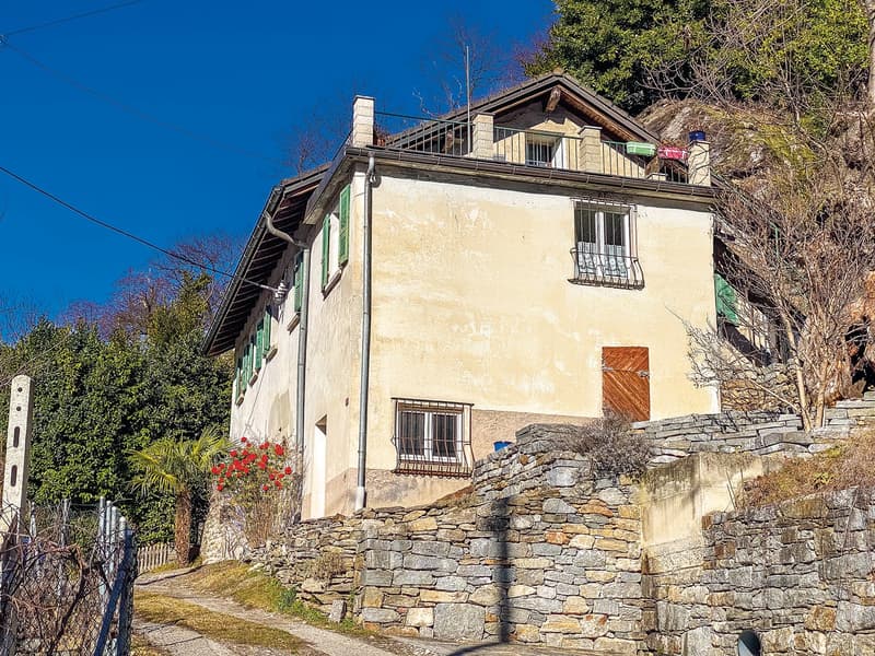 Casa tipica ticinese con stalla, grotto, garage, cantina e bosco (15)