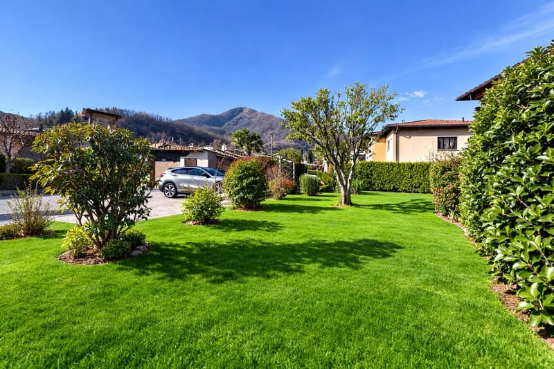 Haus mit zwei Wohnungen und schönem Garten (2)