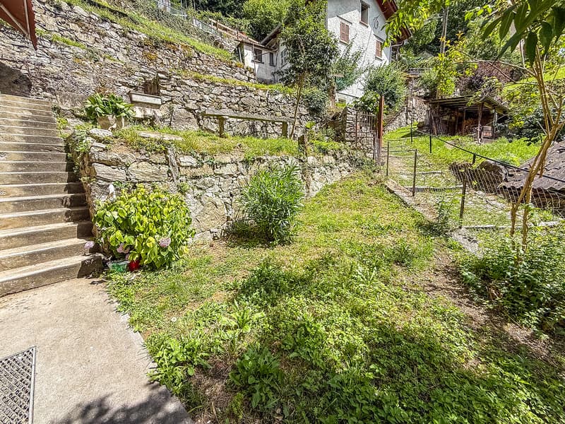 Grande Casa Bifamiliare di 9 locali da rinnovare, con terreno edificabile (19)