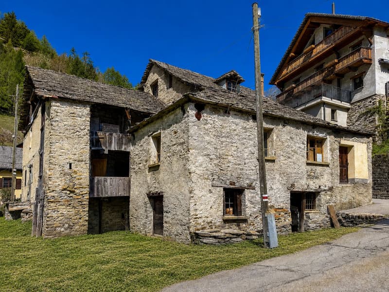 Zweitwonhsitz! Typisches Tessiner Haus mit Rustico zu renovierendes (7)