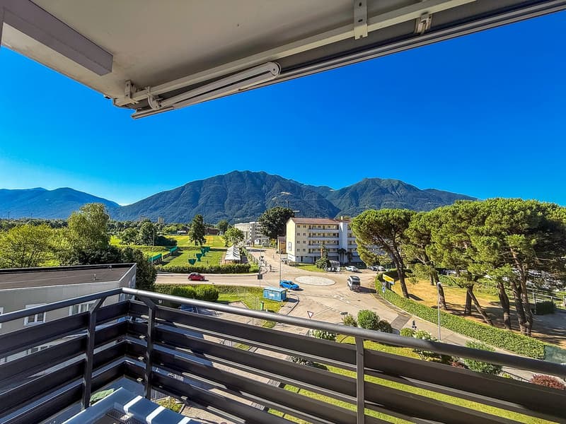 4.5 locali con vista aperta a Tenero - Terrasse und Weitsicht (1)