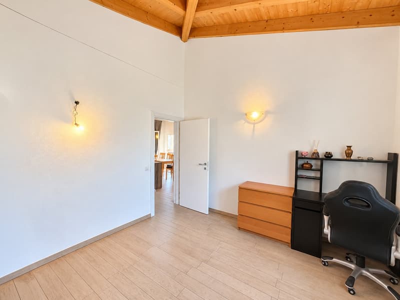 Luminoso appartamento all’ultimo piano con terrazza e 2 parcheggi (11)