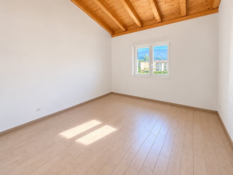 Luminoso appartamento all’ultimo piano con terrazza e 2 parcheggi (13)