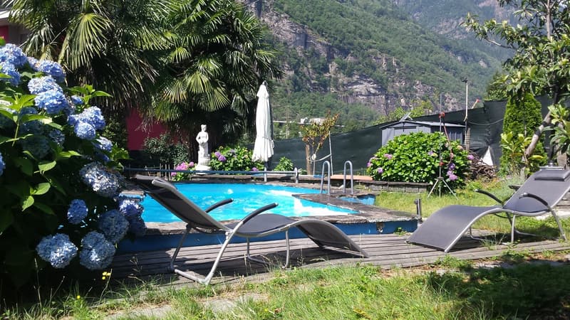 Grande villa 9 locali con piscina interrata e ampio giardino (2)