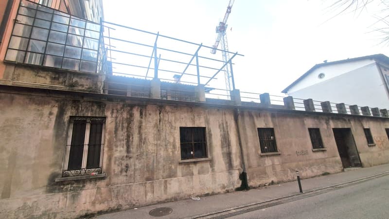 Palazzina a reddito centrale da riattare con licenza approvata. (5)
