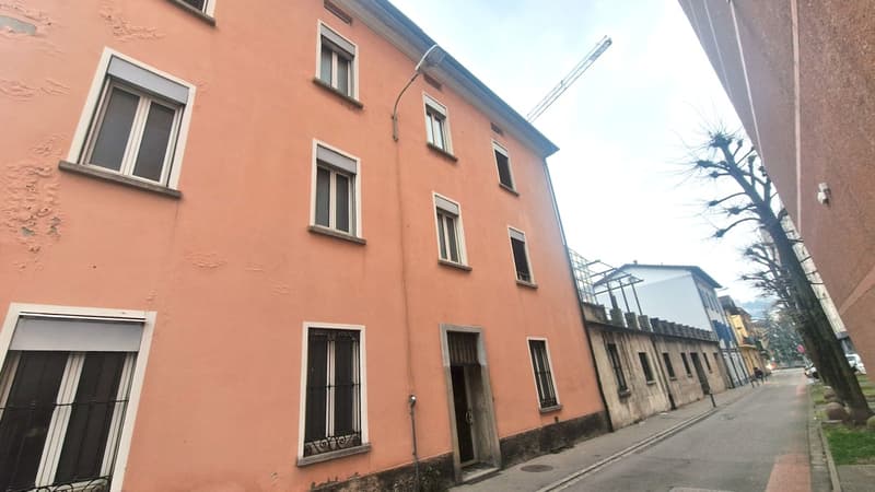 Palazzina a reddito centrale da riattare con licenza approvata. (4)