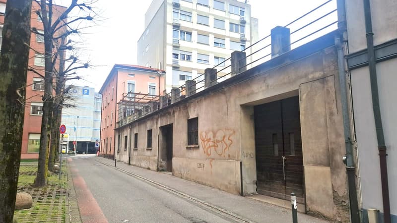 Palazzina a reddito centrale da riattare con licenza approvata. (3)