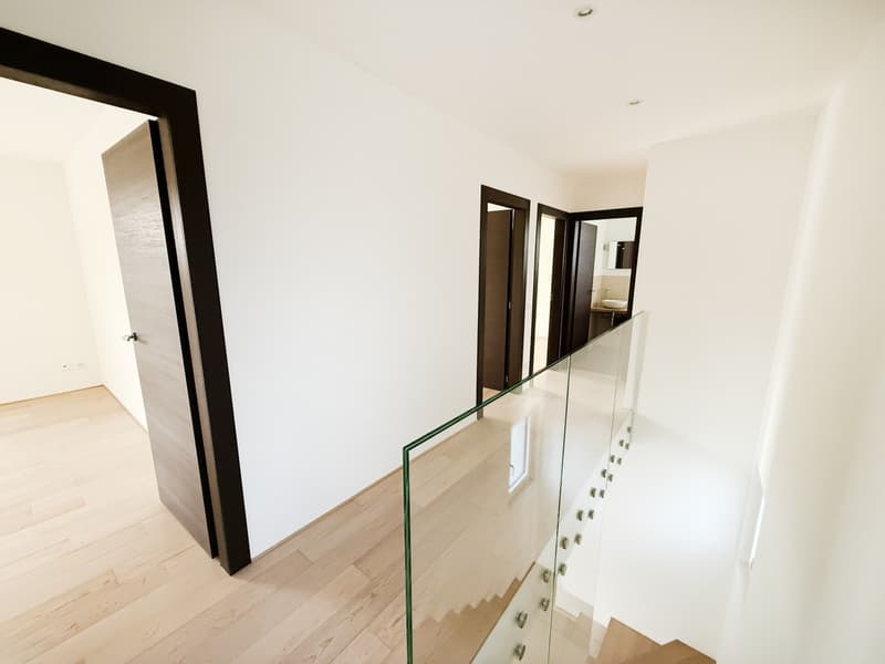 Raffinata moderna casa 4,5 con curato giardino, camino e taverna (4)