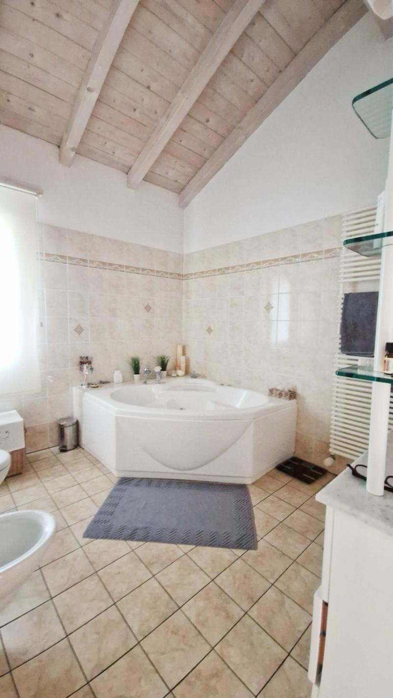 Grande casa 9 locali uni-bifamiliare con giardino, spa e grottino. (12)