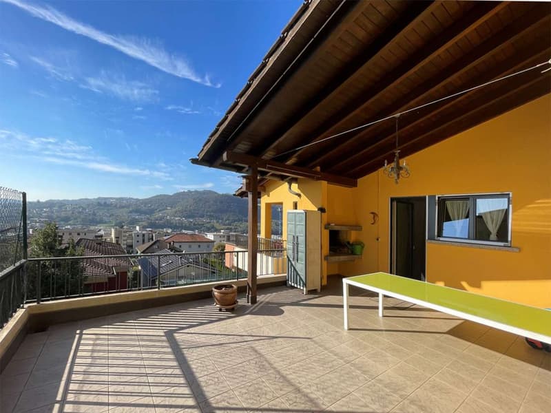 Casa indipendente 7,5 locali con giardino e terrazze panoramiche (2)