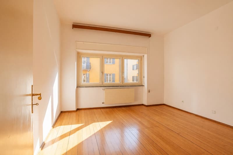 Interessante 3,5 con balcone in curata palazzina di sole cinque unità. (2)
