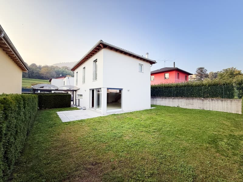 Raffinata moderna casa 4,5 con curato giardino, camino e taverna (1)