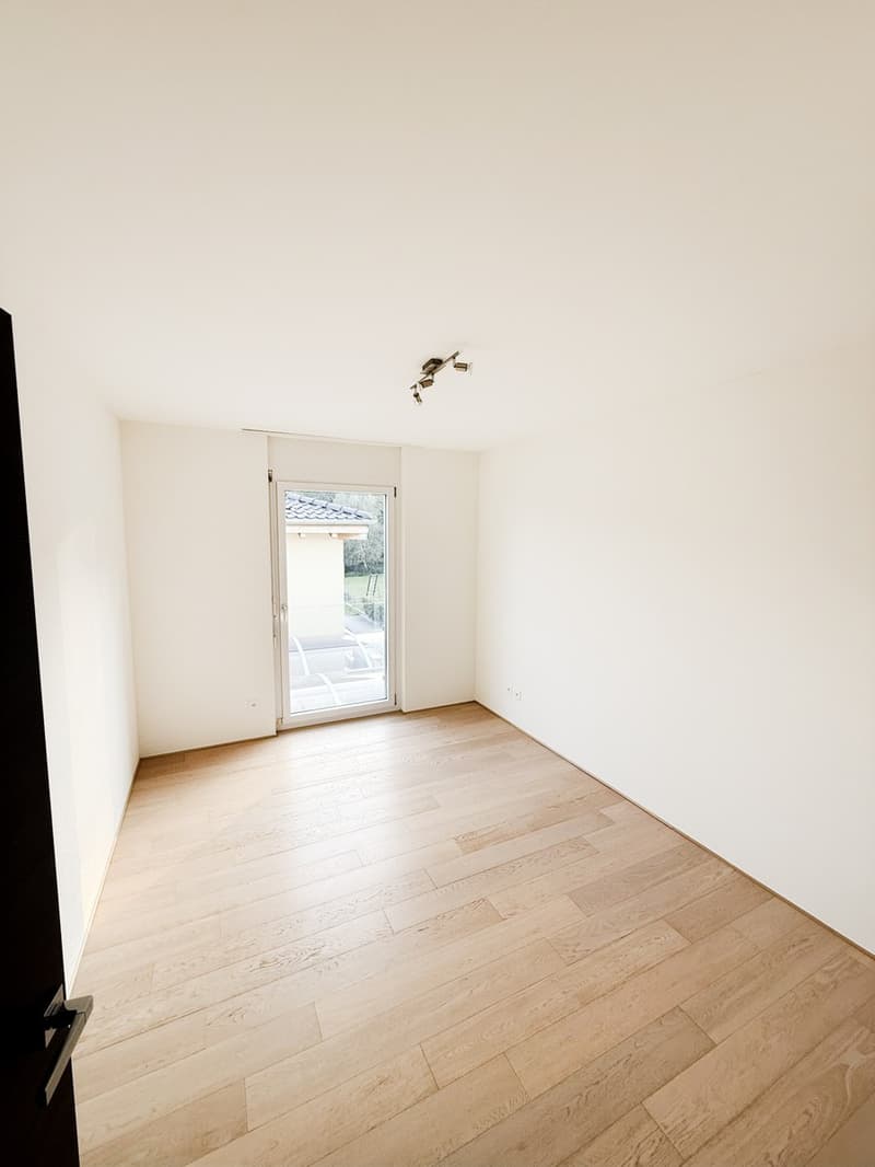 Raffinata moderna casa 4,5 con curato giardino, camino e taverna (6)