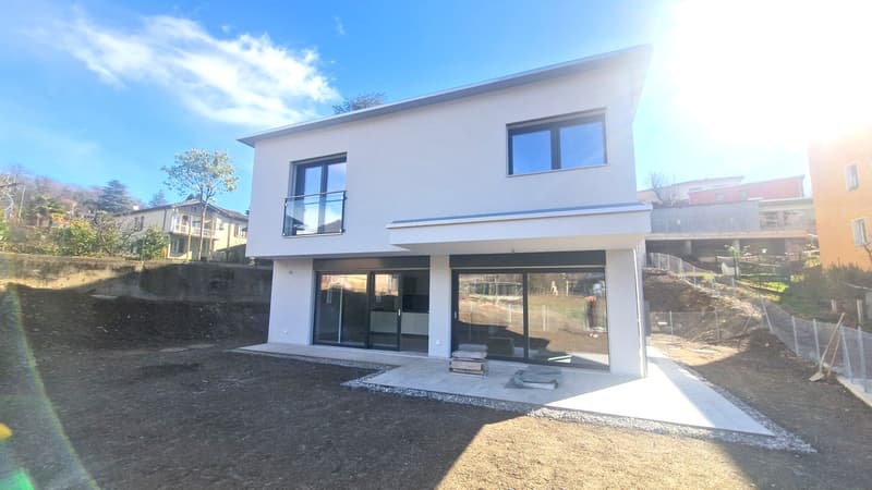Casa 4,5 locali in contesto bifamiliare con giardino privato. (1)