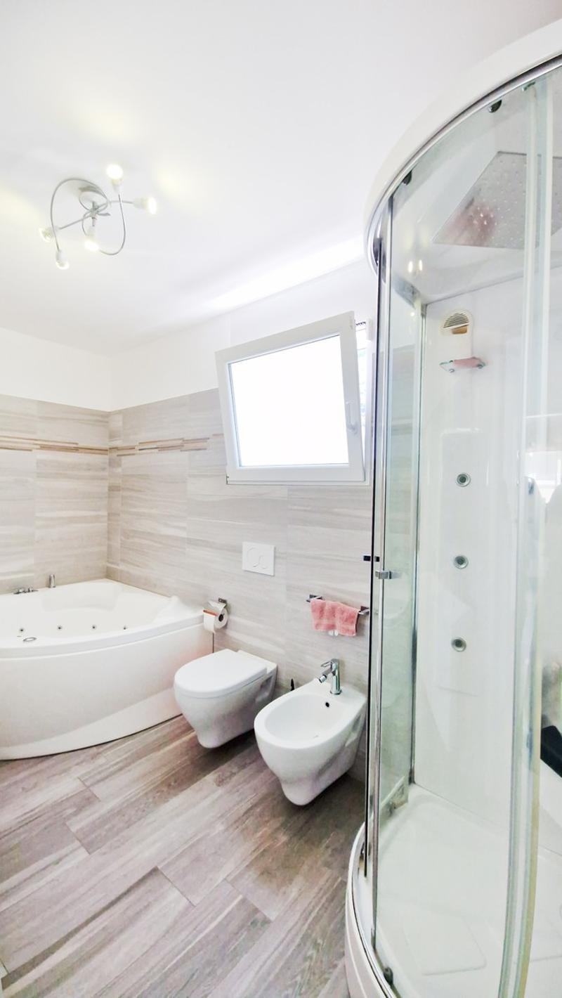 Moderna casa indipendente 6,5 con giardino con vasca idromassaggio (10)