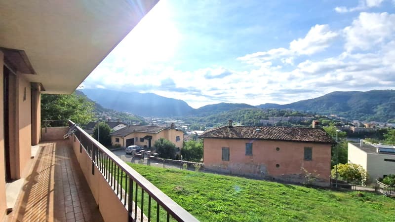 Bella casa indipendente 4,5 con giardino e meravigliosa vista aperta. (2)