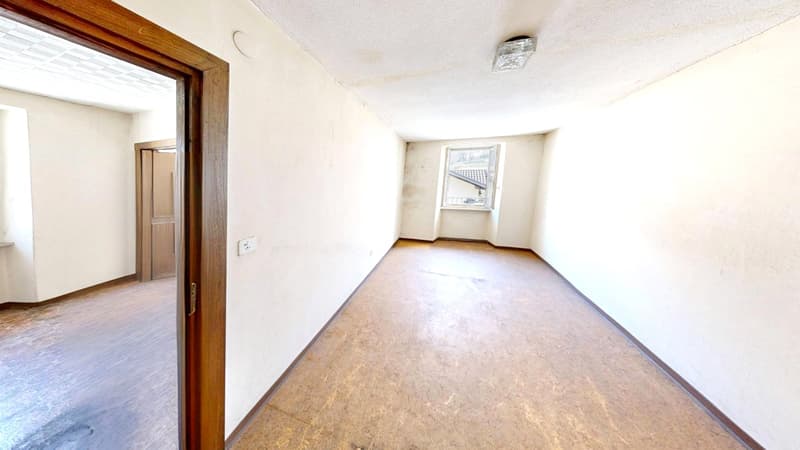 Affascinante casa storica 5,5 da riattare con affaccio sui monti. (4)