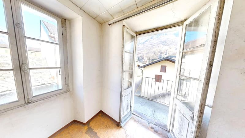 Affascinante casa storica 5,5 da riattare con affaccio sui monti. (8)