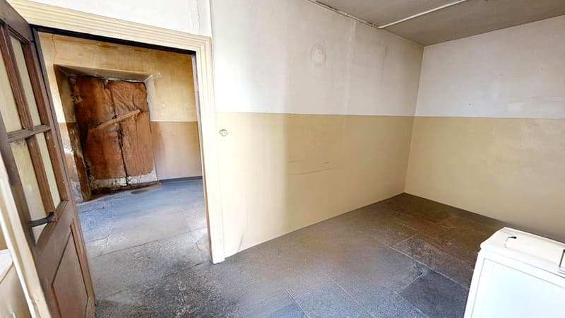 Affascinante casa storica 5,5 da riattare con affaccio sui monti. (7)