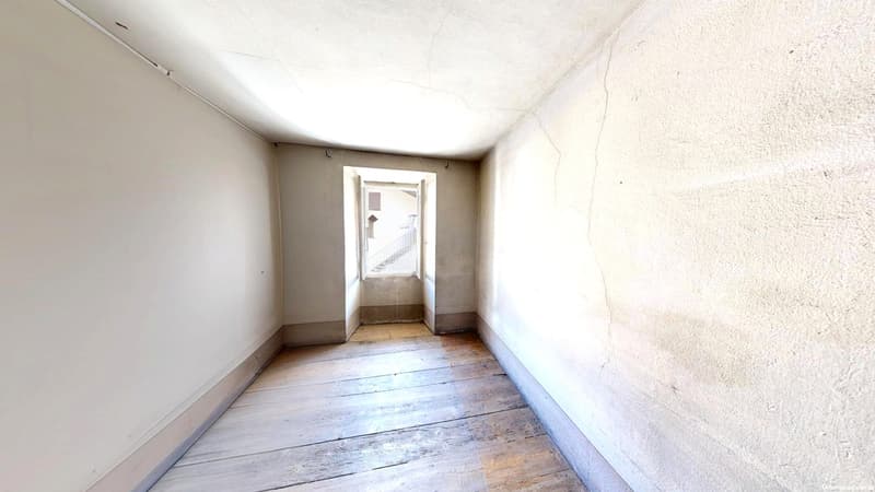 Affascinante casa storica 5,5 da riattare con affaccio sui monti. (5)