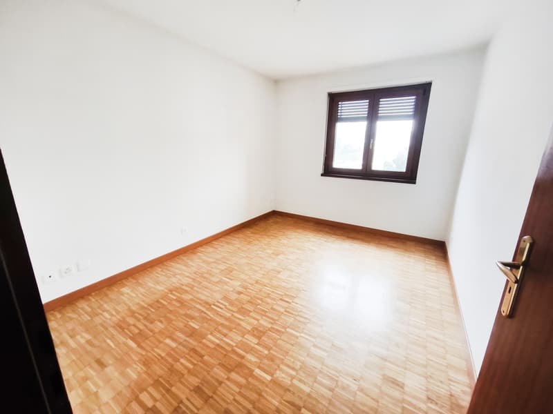 Ultimo piano 4,5 ristrutturato con terrazzi e scorcio sul lago (4)
