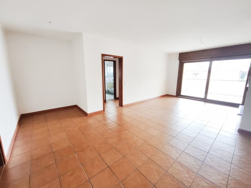 Ultimo piano 4,5 ristrutturato con terrazzi e scorcio sul lago (3)