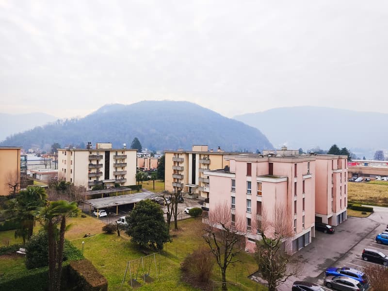 Ultimo piano 4,5 ristrutturato con terrazzi e scorcio sul lago (10)