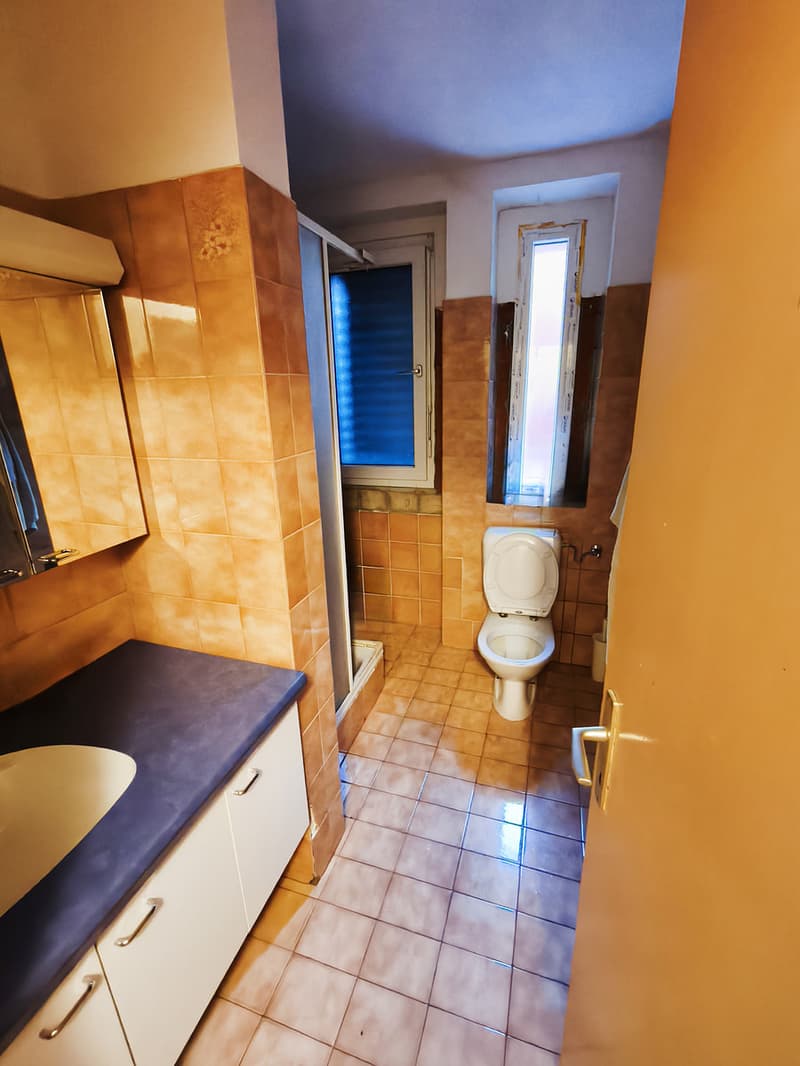 Casa bifamiliare di reddito con due appartamenti e spazio magazzino. (12)