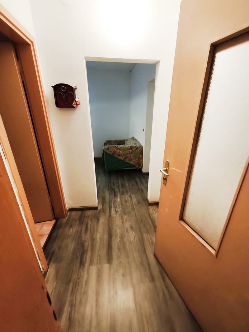Casa bifamiliare di reddito con due appartamenti e spazio magazzino. (10)