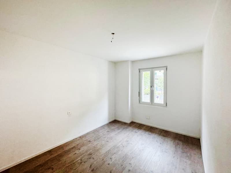 Casa bifamiliare di reddito con due appartamenti e spazio magazzino. (5)