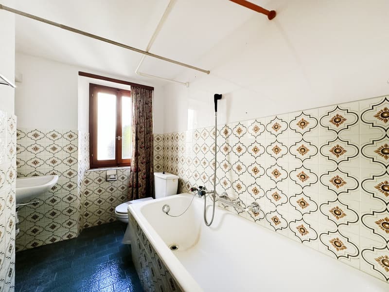 Affascinante casa bifamiliare ticinese da riattare con due unità 3,5 (9)