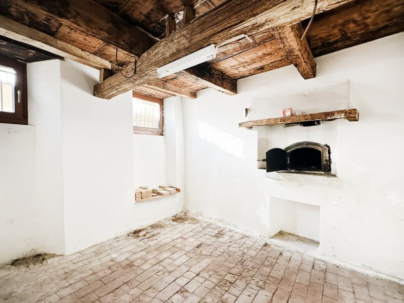 Affascinante casa bifamiliare ticinese da riattare con due unità 3,5 (11)