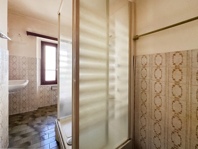 Affascinante casa bifamiliare ticinese da riattare con due unità 3,5 (10)