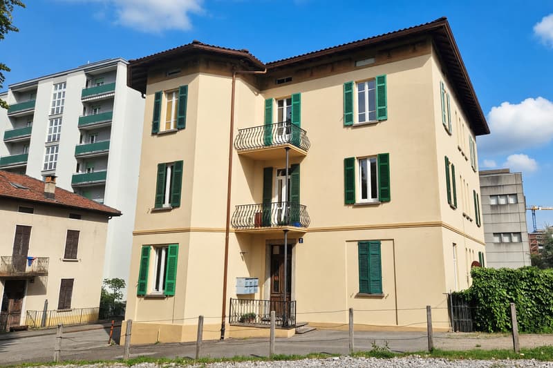 Bel 3,5 in posizione strategica con doppio balcone e due posteggi (1)