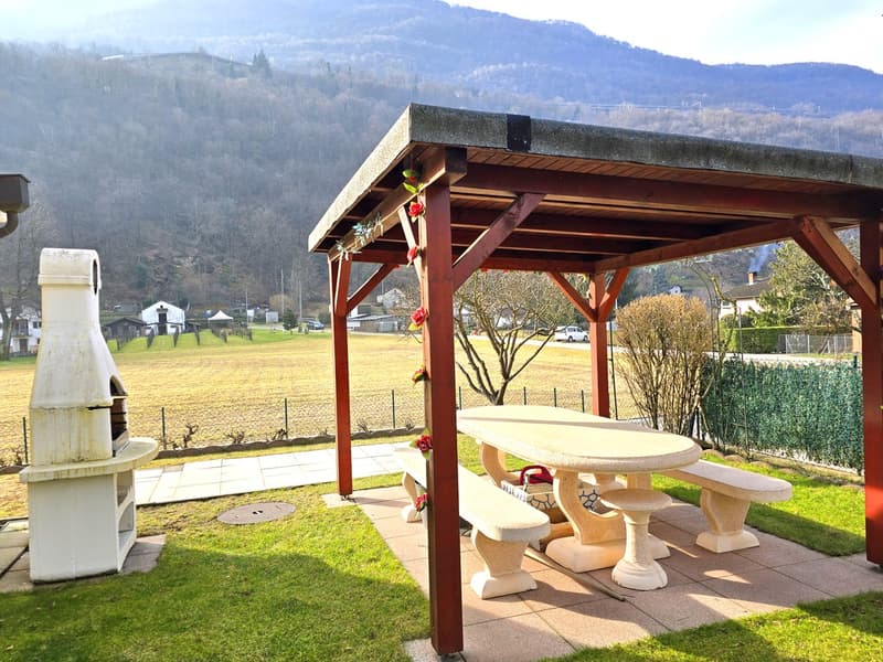 Meravigliosa villetta con giardino 6 locali e taverna con camino. (13)