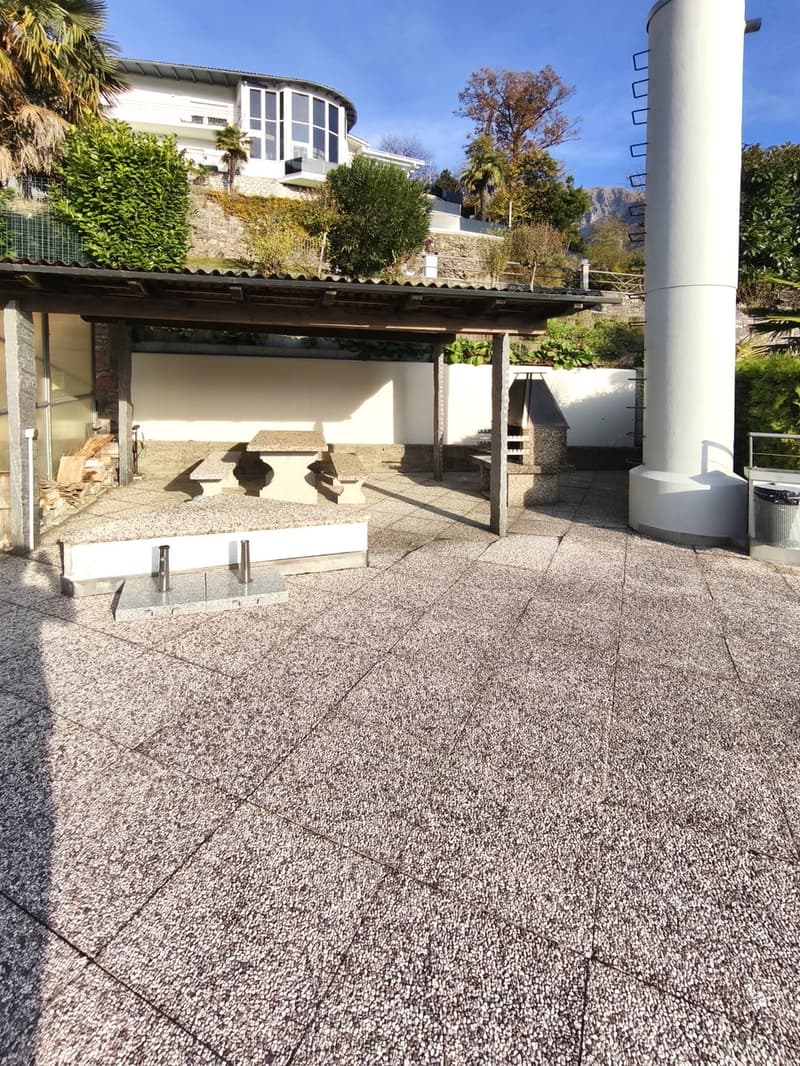 Luminoso 2,5 con ampia terrazza vista lago in residenza con piscina (10)