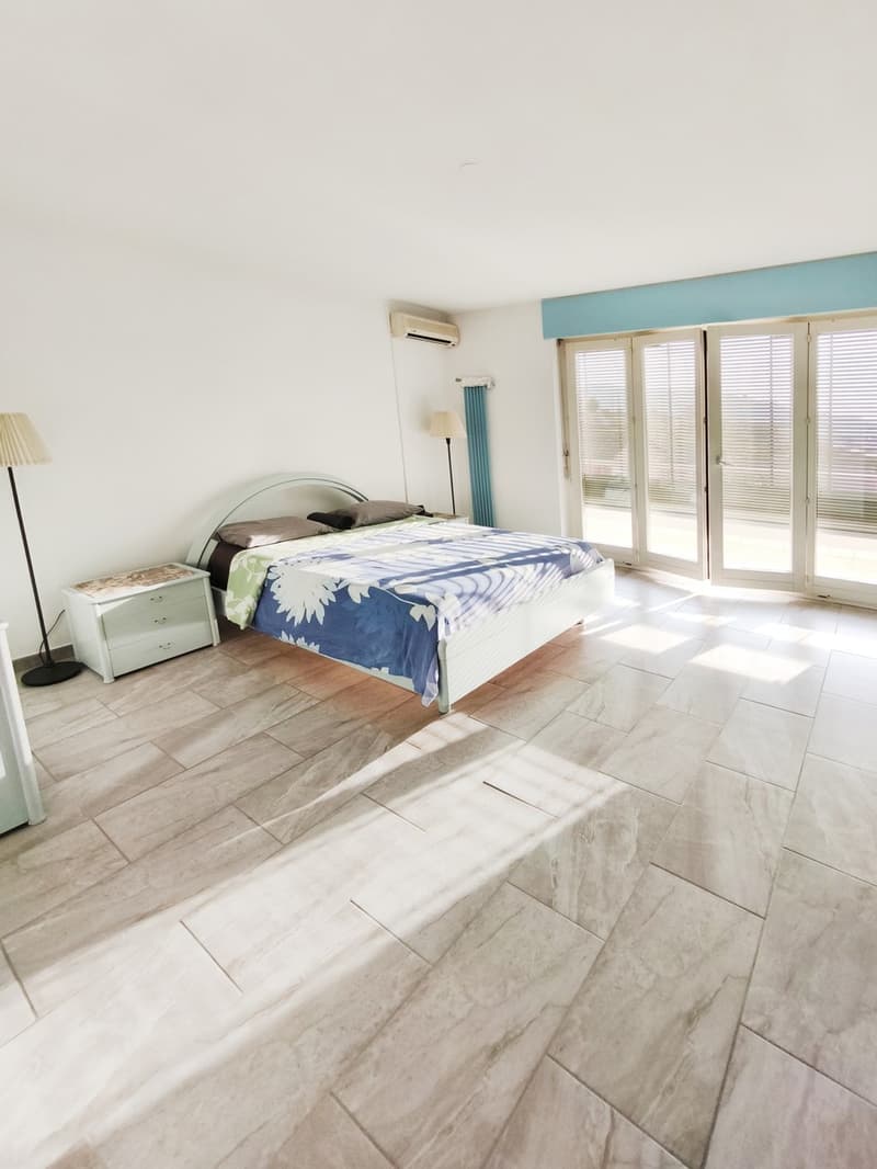 Elegante villa indipendente 5,5 locali con piscina e ampio giardino (8)