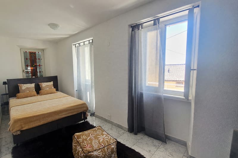 Appartamento 2,5 ristrutturato con balcone e scorcio lago (13)