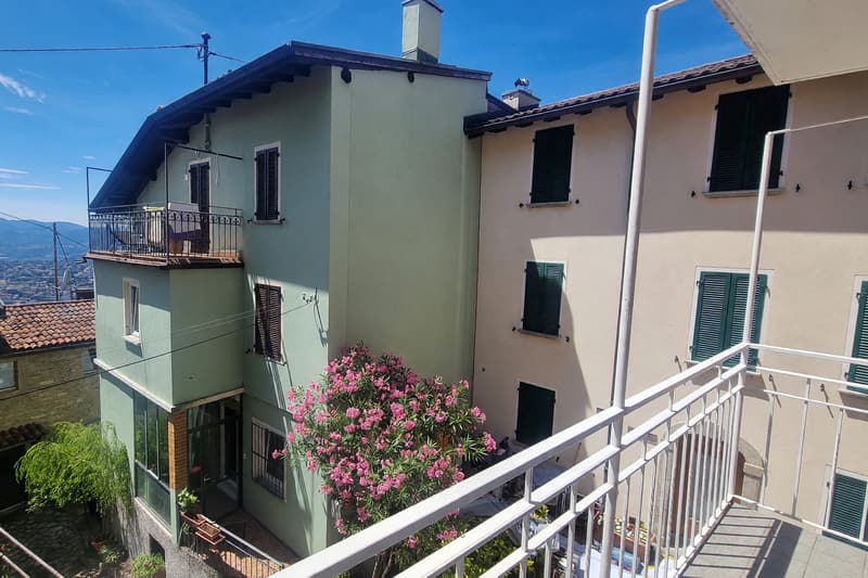 Appartamento 2,5 ristrutturato con balcone e scorcio lago (6)