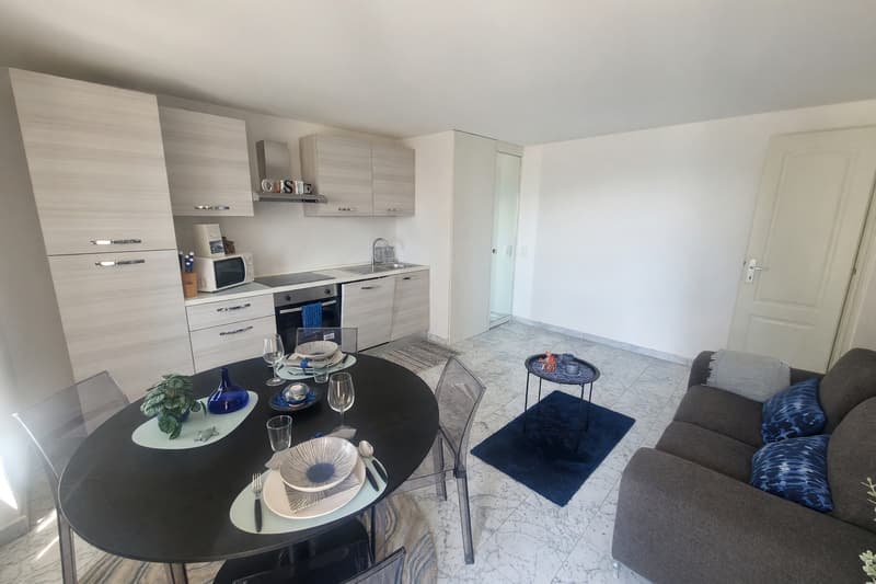 Appartamento 2,5 ristrutturato con balcone e scorcio lago (8)