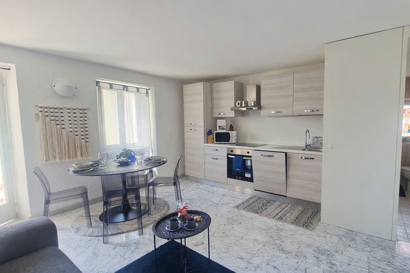 Appartamento 2,5 ristrutturato con balcone e scorcio lago (10)