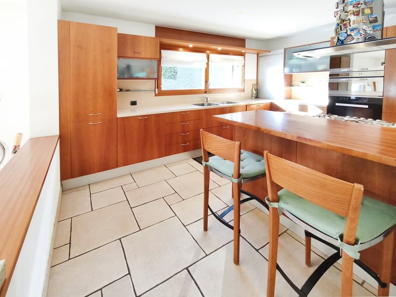 Villa 5,5 locali con piscina riscaldata, giardino privato e ampi spazi (7)