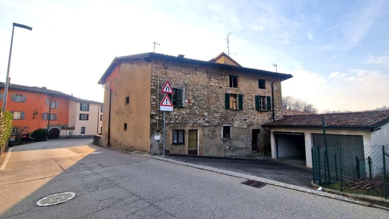 Affascinante casa di nucleo con licenza edilizia già approvata (1)
