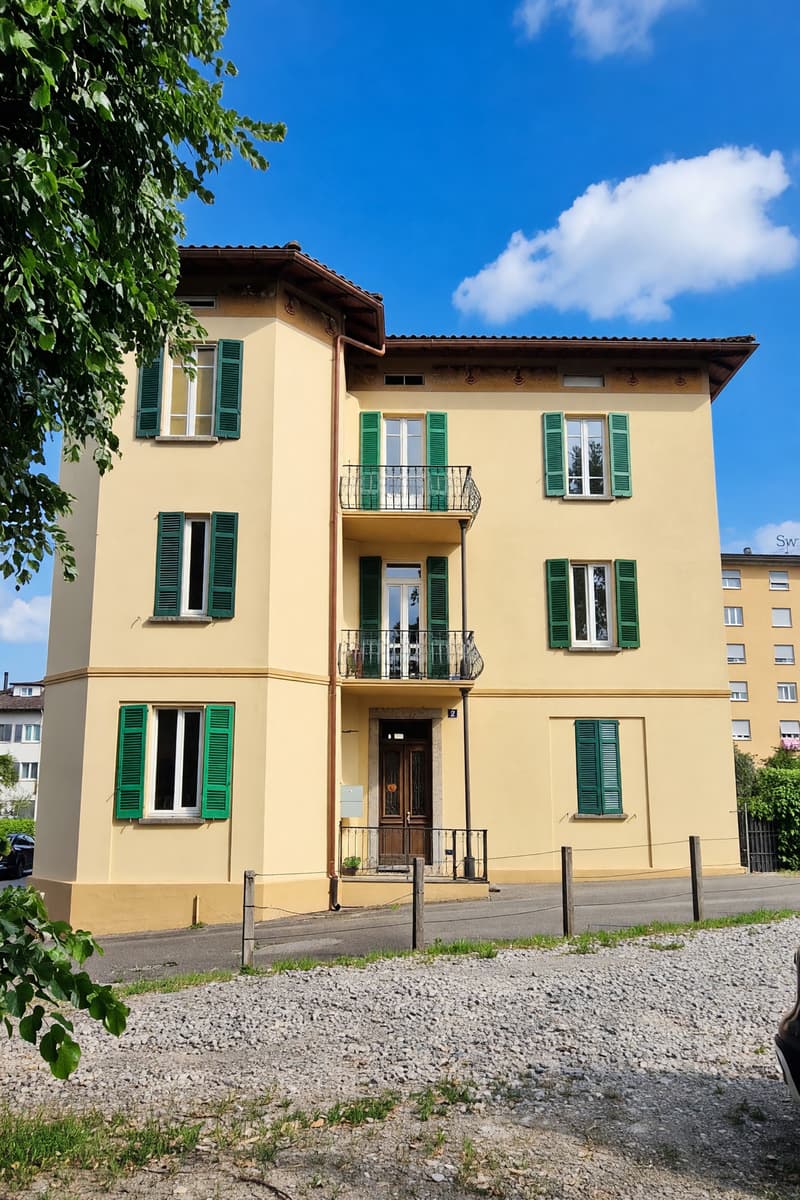 Bel 3,5 in posizione strategica con doppio balcone e due posteggi (6)
