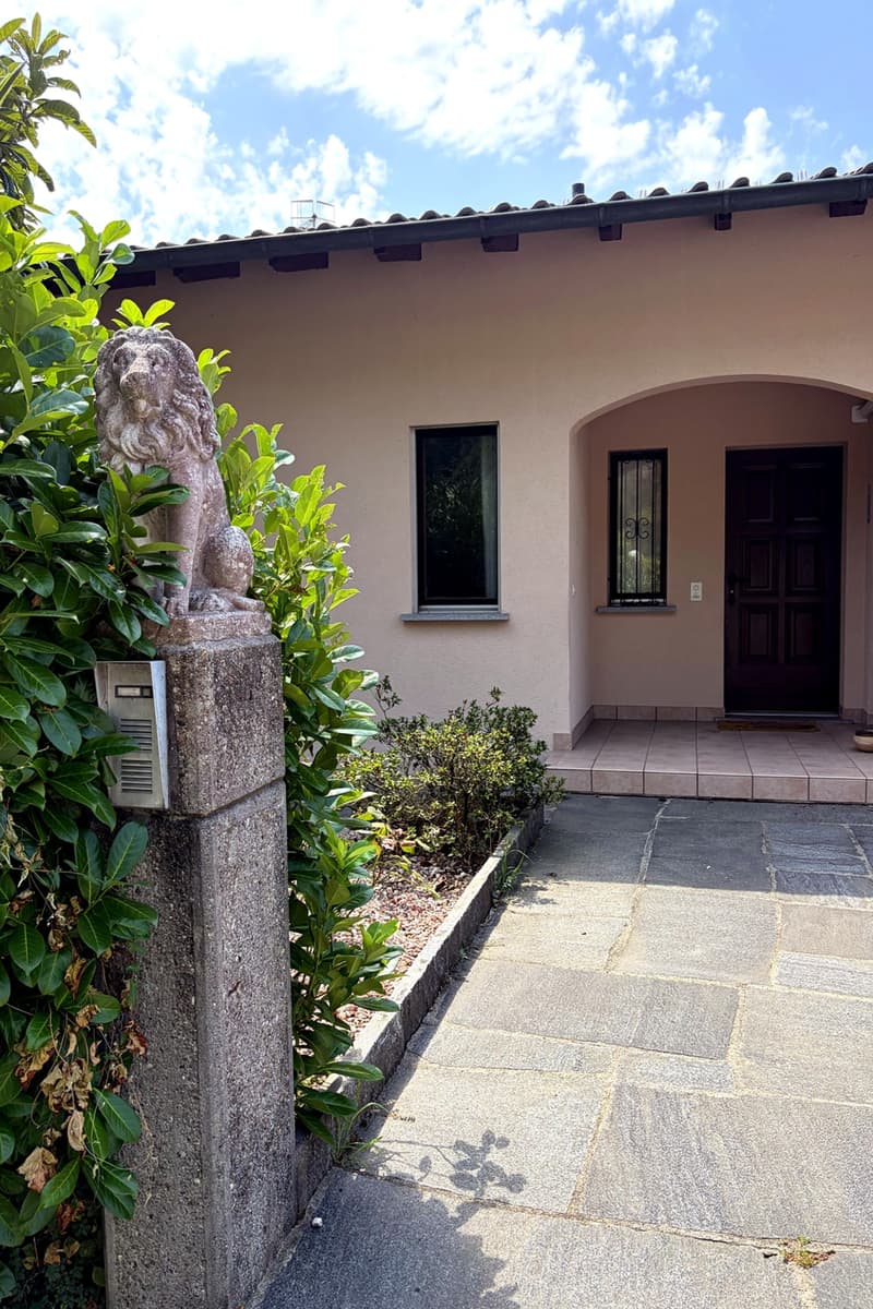 Casa plurifamiliare dalle mille possibilità con vista lago e giardino (12)