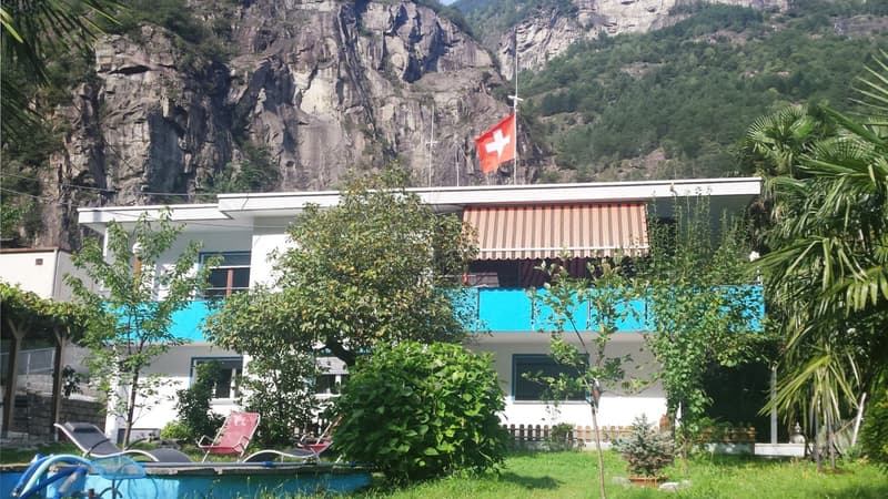 Grande villa 9 locali con piscina interrata e ampio giardino (14)