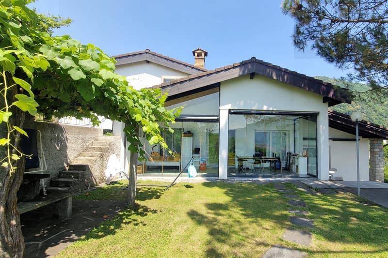 Casa unifamiliare 6,5 locali di 190 mq con giardino privato e veranda (20)
