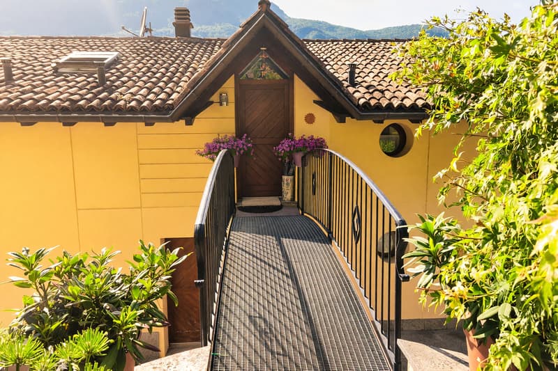 Elegante 4,5 vista lago ristrutturato con giardino privato a Capolago (21)
