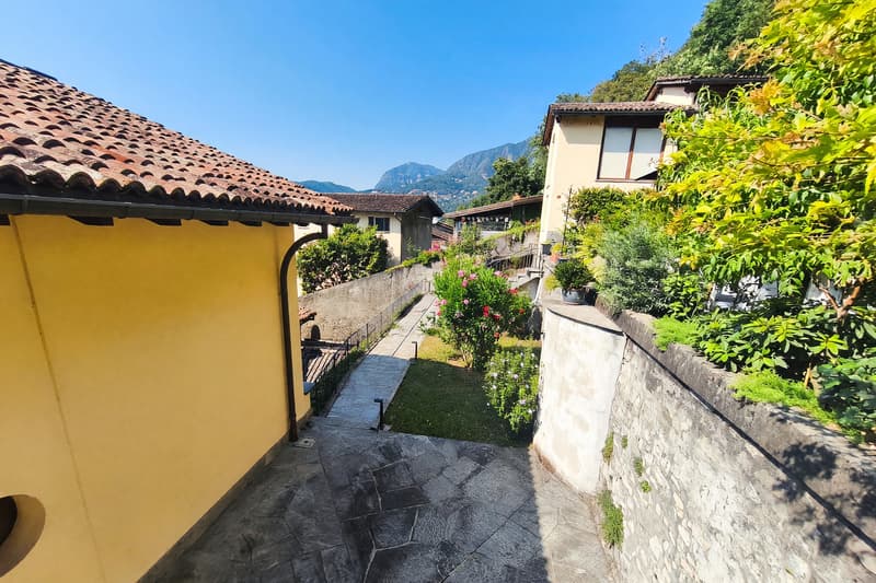 Elegante 4,5 vista lago ristrutturato con giardino privato a Capolago (20)