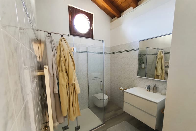Elegante 4,5 vista lago ristrutturato con giardino privato a Capolago (14)